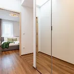 New Penthouse W Double Parking, Panoramic Balcony דירה