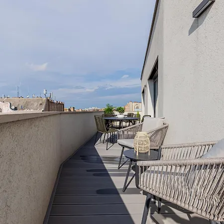 דירה New Penthouse W Double Parking, Panoramic Balcony בודפשט
