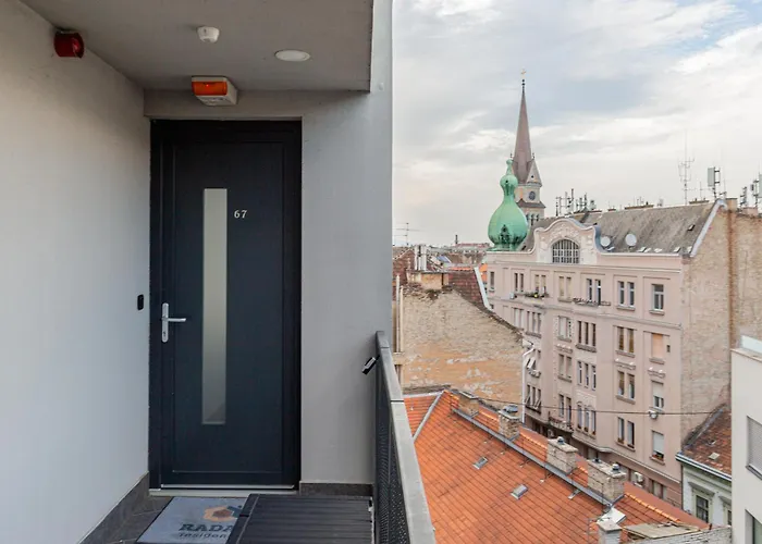 New Penthouse W Double Parking, Panoramic Balcony Apartment Budapest
