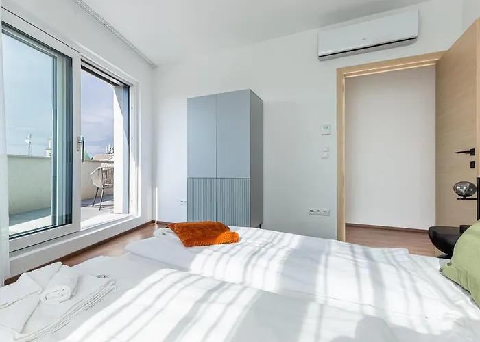 New Penthouse W Double Parking, Panoramic Balcony Apartment Budapest